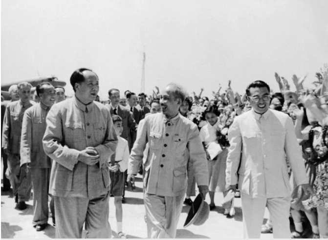 Chủ tịch Trung Quốc Mao Trạch Đông đón Chủ tịch Hồ Chí Minh tại sân bay ở Bắc Kinh ngày 25/6/1955 (Ảnh tư liệu).