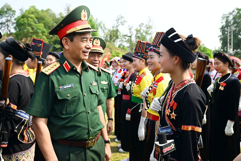 Đại tướng Phan Văn Giang, Ủy viên Bộ Chính trị, Bộ trưởng Bộ Quốc phòng trò chuyện, động viên các nữ cán bộ, chiến sĩ, dân quân tham gia diễu binh, diễu hành tại Lễ kỷ niệm 70 năm chiến thắng Điện Biên Phủ. Ảnh tư liệu