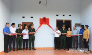 Bộ đội Biên phòng tỉnh Lạng Sơn làm theo lời Bác giúp đỡ người dân nơi biên giới