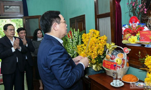 Chủ tịch Quốc hội Vương Đình Huệ thắp hương tưởng nhớ Chủ tịch Hồ Chí Minh tại Nhà 67