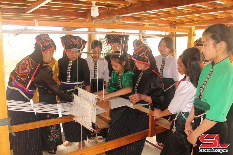 Hội LHPN xã Chiềng Sàng, huyện Yên Châu truyền dạy nghề dệt cho học sinh.
