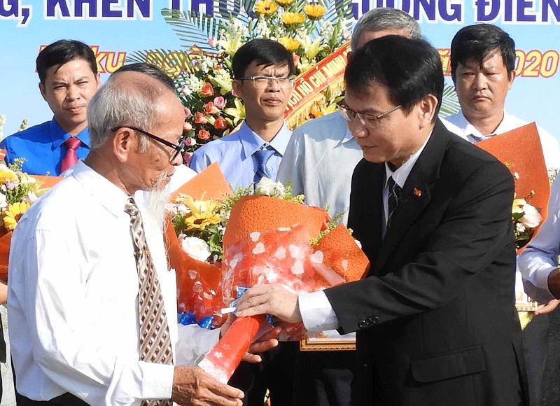 Bí thư Thành ủy Pleiku Trịnh Duy Thuân (bên phải) khen thưởng cá nhân có thành tích xuất sắc trong học và làm theo Bác