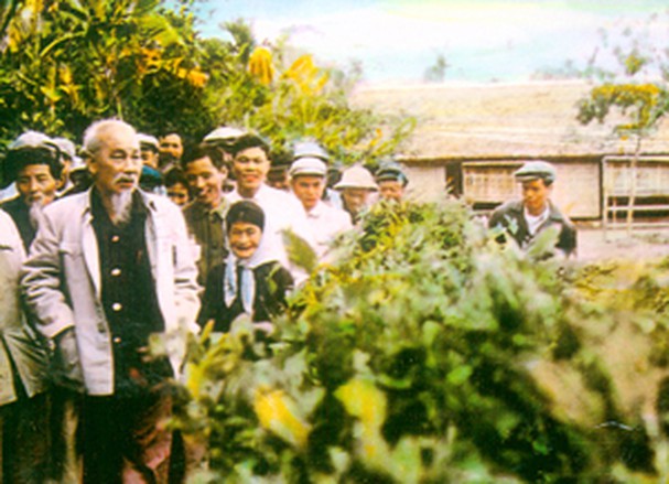 Người thăm lại ngôi nhà quê nội ở làng Sen, xã Kim Liên, huyện Nam Đàn, tỉnh Nghệ An tháng 12/1961, (Ảnh tư liệu).