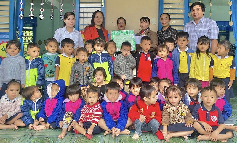 Hồ Thị Vân đứng thứ 2 từ trái sang (hàng cuối) tặng quà học sinh vùng cao Trà Bồng