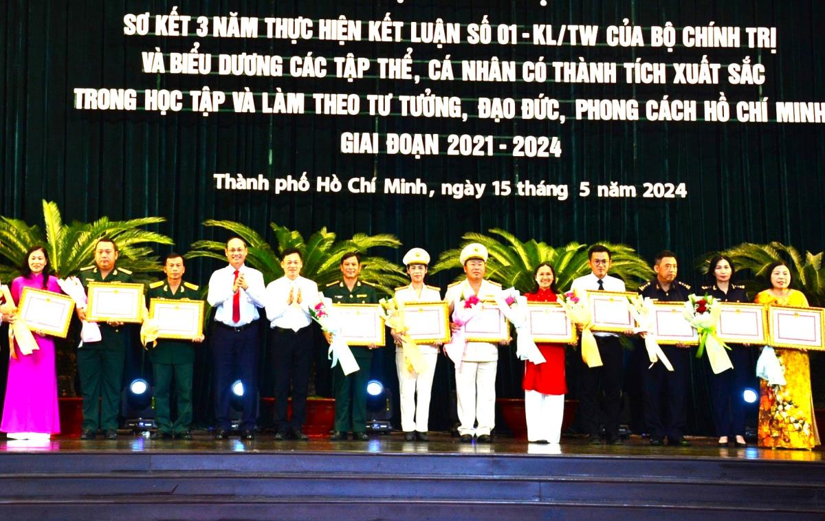 Đại tá Lâm Văn Huy (thứ 6, từ trái sang) đại diện tập thể Phòng Chính trị nhận Bằng khen của Thành ủy thành phố Hồ Chí Minh trong học tập và làm theo tư tưởng, đạo đức, phong cách Hồ Chí Minh. Ảnh: Đơn vị cung cấp