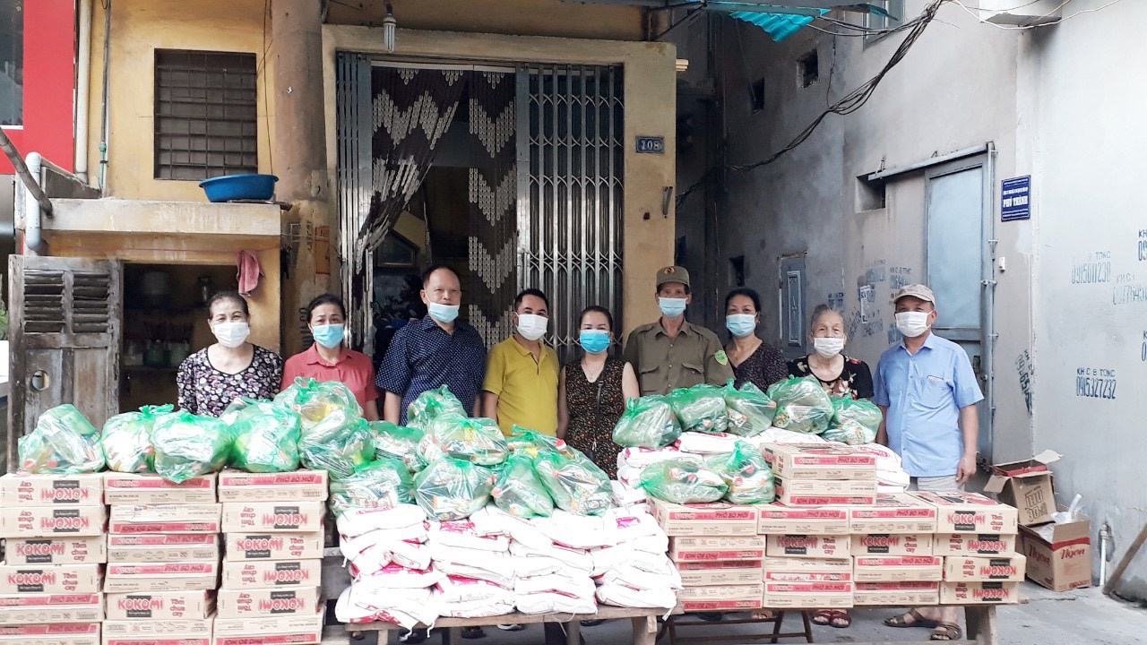 Ông Phan Như Quế (đứng thứ ba từ trái sang) cùng các thành viên tổ chức đoàn thể hỗ trợ nhu yếu phẩm cho các gia đình khó khăn của tổ dân phố số 10 An Dương trong đại dịch COVID-19.