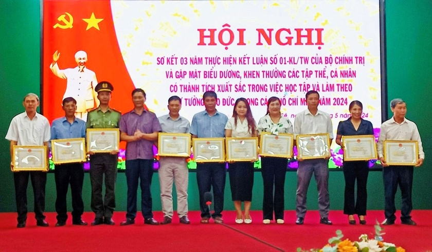 Chủ tịch Hội Nông dân xã Ia Blang gương mẫu học và làm theo Bác