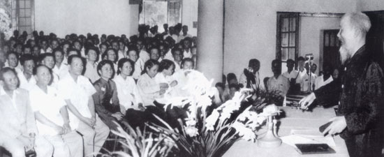 Tại Đại hội lần thứ III những người viết báo Việt Nam, Chủ tịch Hồ Chí Minh căn dặn: Cán bộ báo chí cũng là chiến sỹ cách mạng, cây bút, trang giấy là vũ khí sắc bén… (8/9/1962). (Ảnh: Tư liệu)