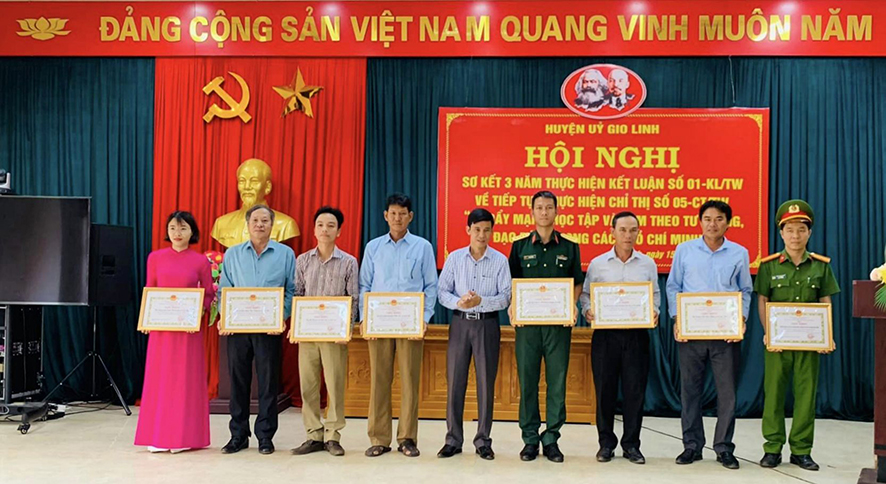 Lãnh đạo huyện Gio Linh khen thưởng các tập thể điển hình trong học tập và làm theo tư tưởng, đạo đức, phong cách Hồ Chí Minh, giai đoạn 2021 - 2024 -Ảnh: D.C