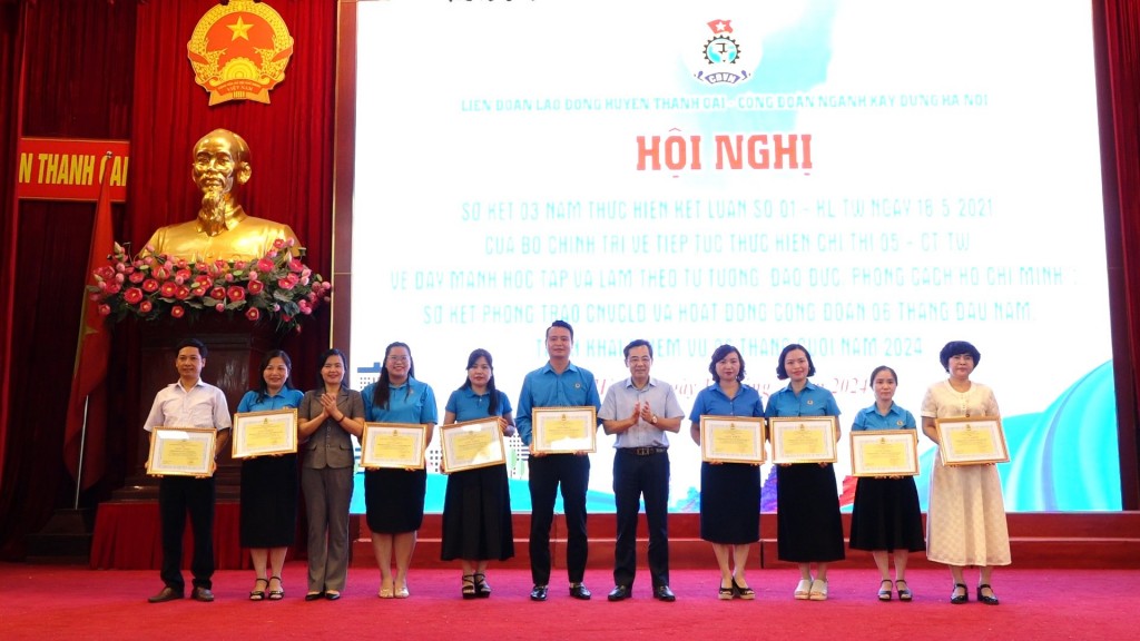 Phó Chủ tịch LĐLĐ thành phố Hà Nội Nguyễn Chính Hữu trao khen thưởng các cá nhân, tập thể tiêu biểu thuộc LĐLĐ huyện Thanh Oai và Công đoàn ngành Xây dựng Hà Nội.