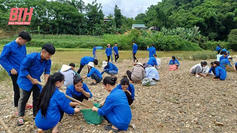 Đoàn viên, thanh niên huyện Lang Chánh thực hiện vệ sinh môi trường hưởng ứng “Ngày chủ nhật xanh”.
