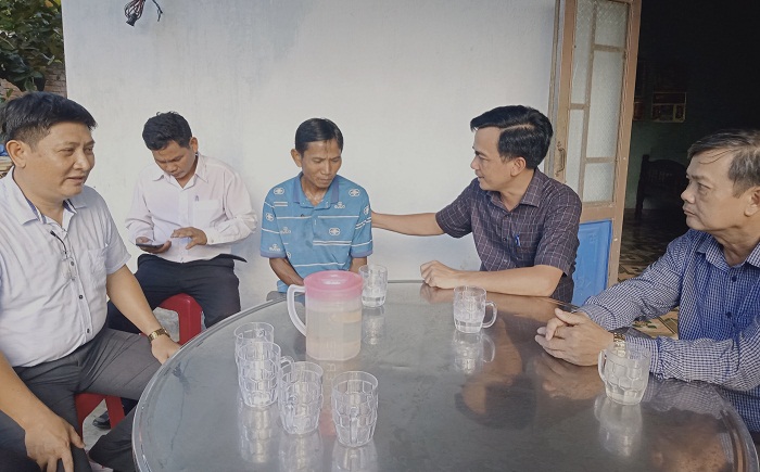 Bí thư Huyện ủy Minh Long Nguyễn Mạnh Thái (thứ 2 từ phải sang) thường xuyên thăm hỏi cuộc sống người dân