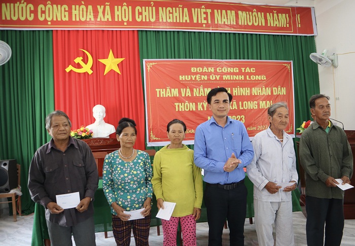 Huyện Minh Long thực hiện tốt phong trào chăm lo cho người nghèo và đối tượng chính sách