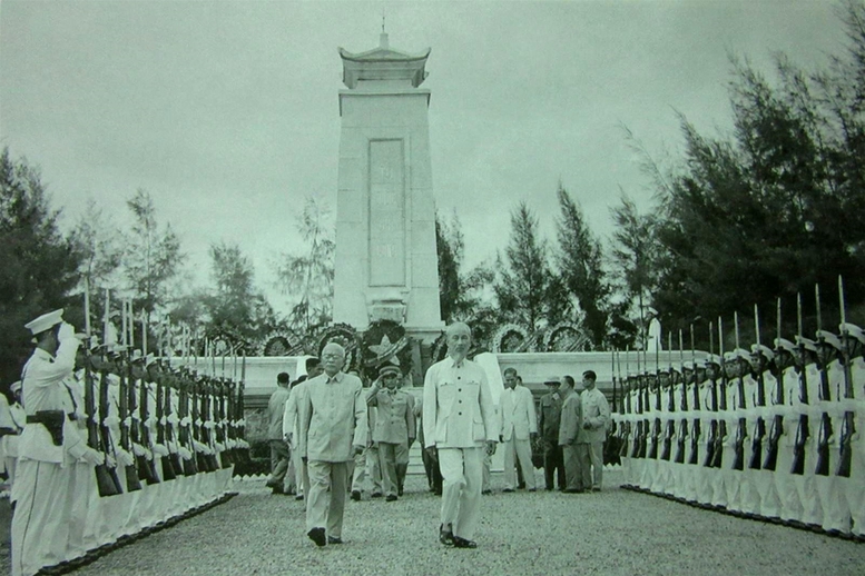Bác Hồ cùng các đồng chí lãnh đạo Đảng, Nhà nước tới đặt vòng hoa viếng các liệt sĩ tại Nghĩa trang Mai Dịch, Hà Nội ngày 2/9/1955. (Ảnh tư liệu)