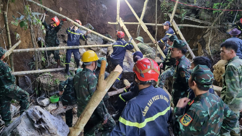 Cán bộ, chiến sĩ Phòng Cảnh sát PCCC&CNCH không quản ngại gian khổ, hiểm nguy tham gia cứu nạn, cứu hộ vụ sập hang tại xã Hiệp Lực (Ngân Sơn).