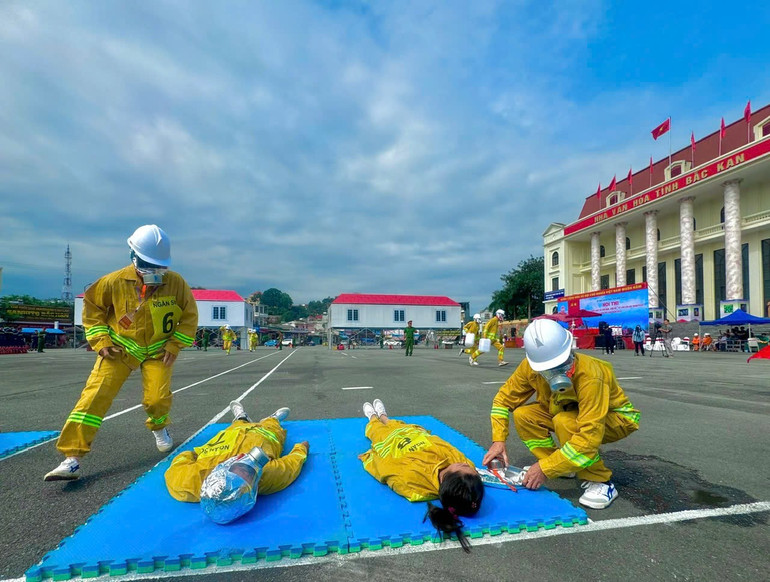 Thi thực hành chữa cháy và cứu nạn, cứu hộ tại Hội thi nghiệp vụ chữa cháy và cứu nạn, cứu hộ Tổ liên gia an toàn PCCC.