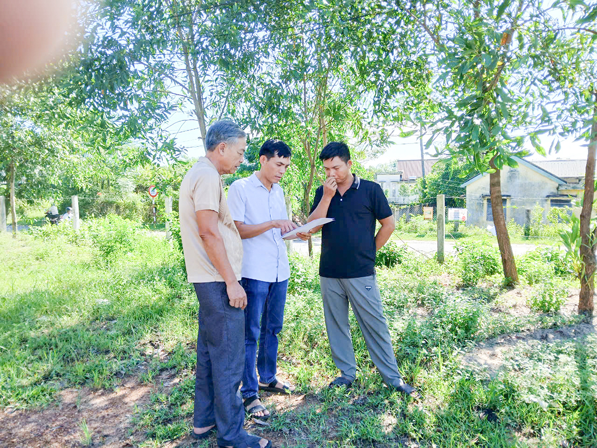 Ông Nguyễn Dư Tài (đứng giữa) tuyên truyền người dân địa phương thực hiện vệ sinh môi trường, chỉnh trang đô thị -Ảnh: NHƯ TÂM