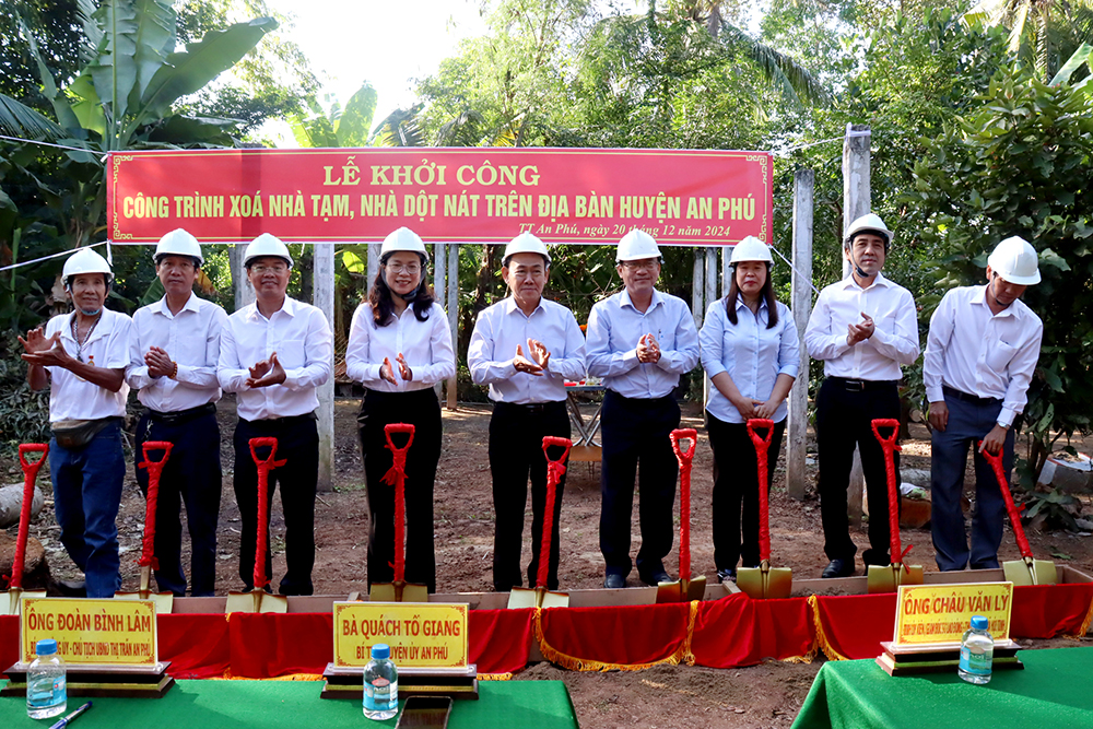 Huyện An Phú khởi công “Chương trình xóa nhà tạm, nhà dột nát”