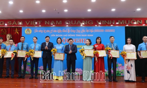 Công nhân lao động thi đua học và làm theo Bác
