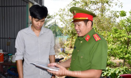 Gương cán bộ công an xã học tập và làm theo lời Bác