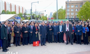 Tổng Bí thư Tô Lâm đặt hoa tại Tượng đài Bác Hồ ở Moskva