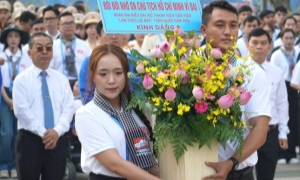 444 đại biểu dâng hoa Chủ tịch Hồ Chí Minh, đón nhận Huy hiệu Thanh niên tiên tiến làm theo lời Bác