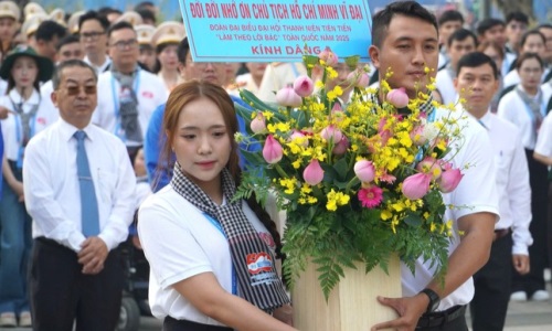 444 đại biểu dâng hoa Chủ tịch Hồ Chí Minh, đón nhận Huy hiệu Thanh niên tiên tiến làm theo lời Bác