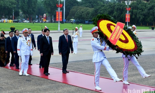 Các đồng chí lãnh đạo Đảng, Nhà nước vào Lăng viếng Chủ tịch Hồ Chí Minh