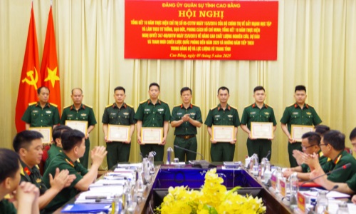 Bộ Chỉ huy Quân sự tỉnh Cao Bằng khen thưởng 15 tập thể, cá nhân trong thực hiện nhiệm vụ