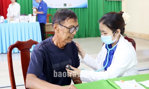 Ngày hội Thanh niên công nhân và Ngày hội Thầy thuốc trẻ làm theo lời Bác tại huyện Trà Cú