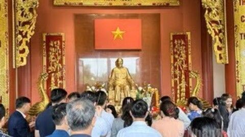 Chuỗi hoạt động kỷ niệm 136 năm Ngày sinh Chủ tịch Hồ Chí Minh tại Lào