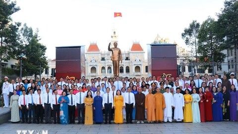 50 năm Thành phố mang tên Bác: Dâng hoa tưởng nhớ Chủ tịch Hồ Chí Minh