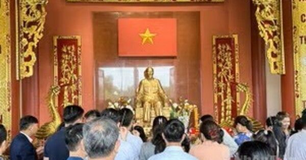 Chuỗi hoạt động kỷ niệm 136 năm Ngày sinh Chủ tịch Hồ Chí Minh tại Lào