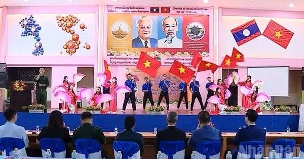 Trường song ngữ Lào-Việt Nam Nguyễn Du kỷ niệm 136 năm Ngày sinh Chủ tịch Hồ Chí Minh
