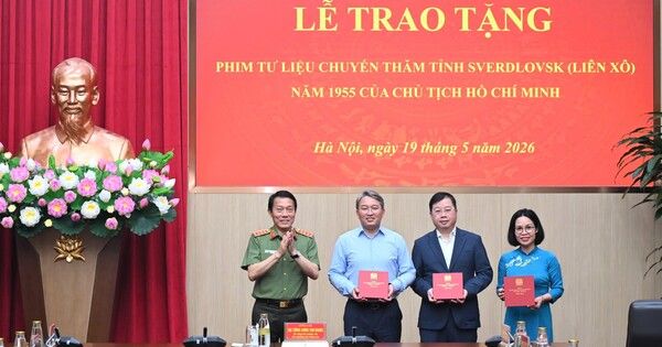 Lễ trao tặng phim tư liệu chuyến thăm Liên Xô năm 1955 của Chủ tịch Hồ Chí Minh