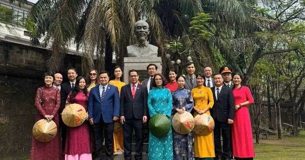 Dâng hoa kỷ niệm 136 năm Ngày sinh Chủ tịch Hồ Chí Minh tại Philippines
