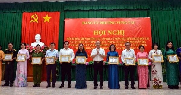 Khen thưởng tập thể, cá nhân tiêu biểu trong học tập và làm theo Chủ tịch Hồ Chí Minh