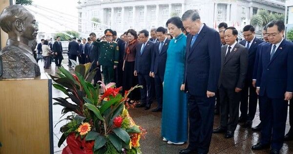Tổng Bí thư, Chủ tịch nước Tô Lâm dâng hoa tưởng niệm Chủ tịch Hồ Chí Minh tại Singapore