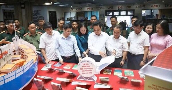 Bắc Ninh: Khai mạc trưng bày tư liệu chuyên đề "Hồ Chí Minh - Cuộc hành trình của thời đại"