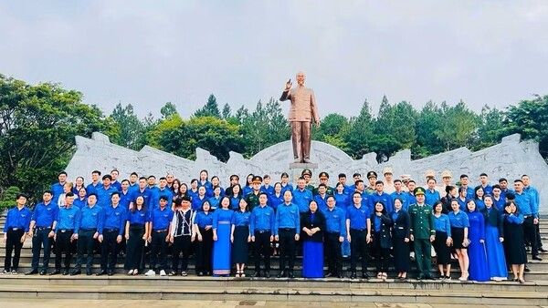 Buôn làng đoàn kết làm theo lời Bác dạy