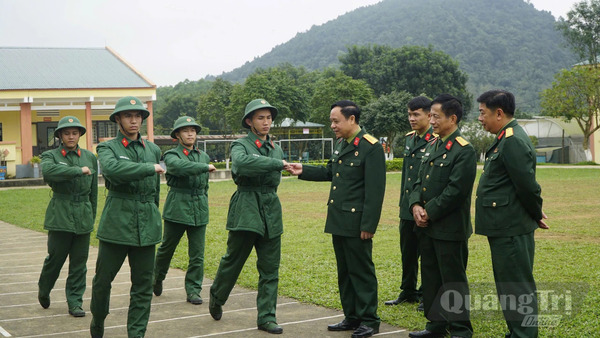 Mẫu mực giữa đời thường