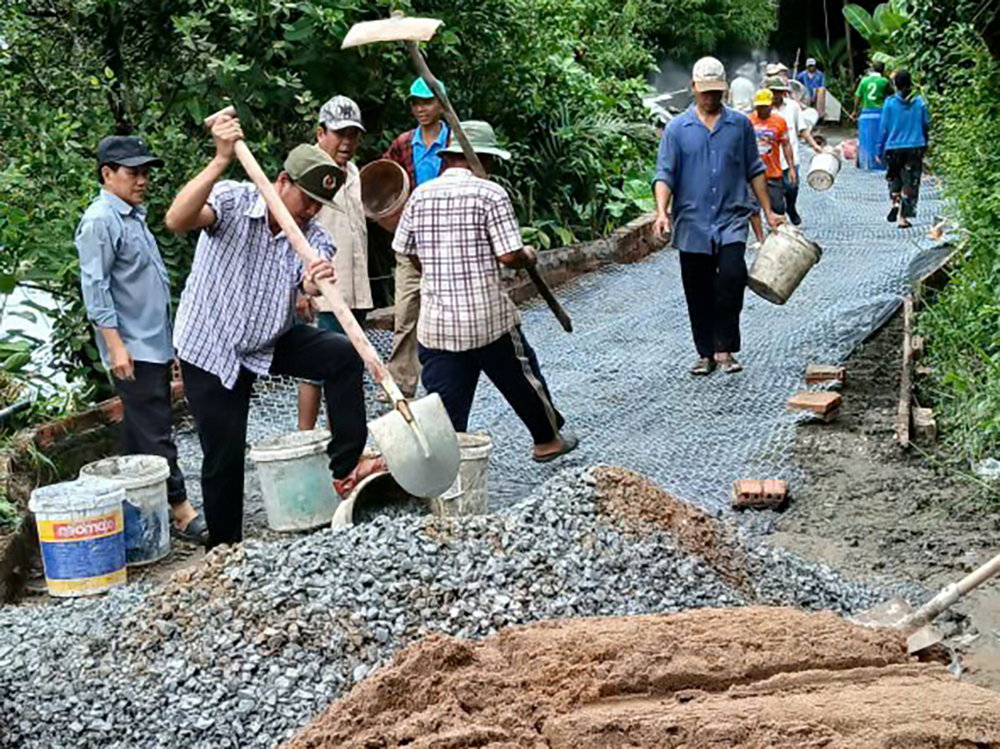 Cán bộ, đảng viên khu vực Tân Thạnh Tây “nói đi đôi với làm”