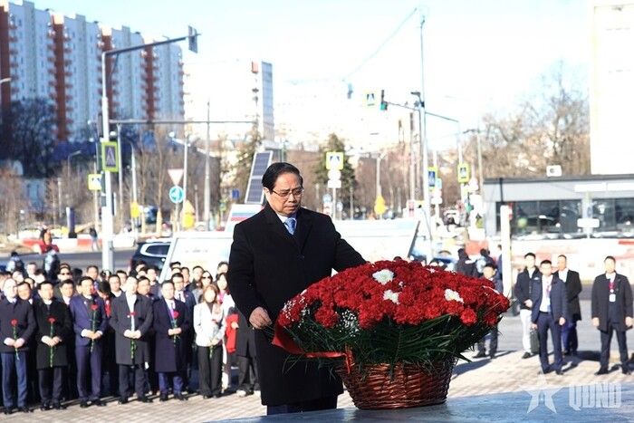 Thủ tướng Phạm Minh Chính đặt hoa tại Quảng trường Hồ Chí Minh