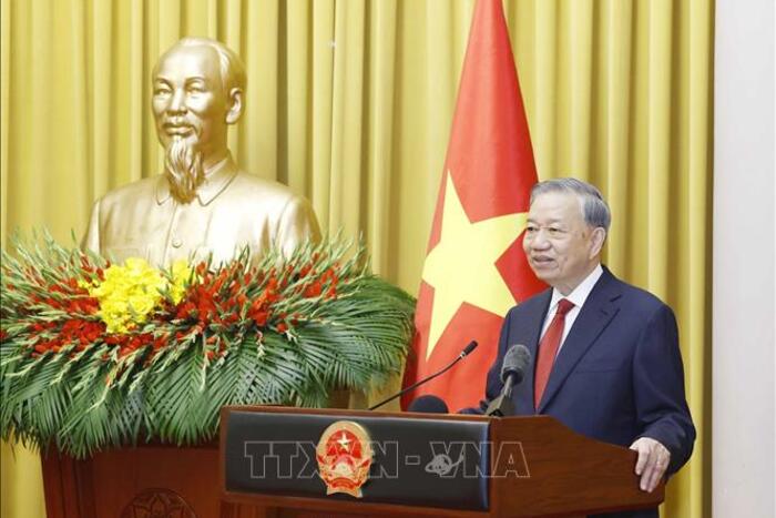Ánh sáng Hồ Chí Minh soi đường cho chúng ta đi