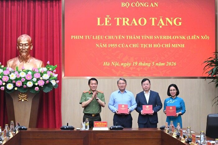 Lễ trao tặng phim tư liệu chuyến thăm Liên Xô năm 1955 của Chủ tịch Hồ Chí Minh