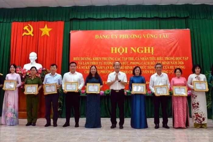 Khen thưởng tập thể, cá nhân tiêu biểu trong học tập và làm theo Chủ tịch Hồ Chí Minh