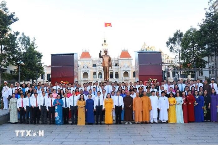 50 năm Thành phố mang tên Bác: Dâng hoa tưởng nhớ Chủ tịch Hồ Chí Minh