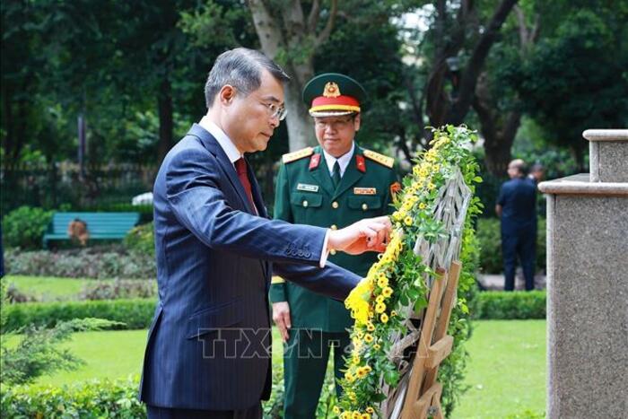 Thủ tướng Lê Minh Hưng dâng hương tại tượng Bác Hồ ở New Delhi