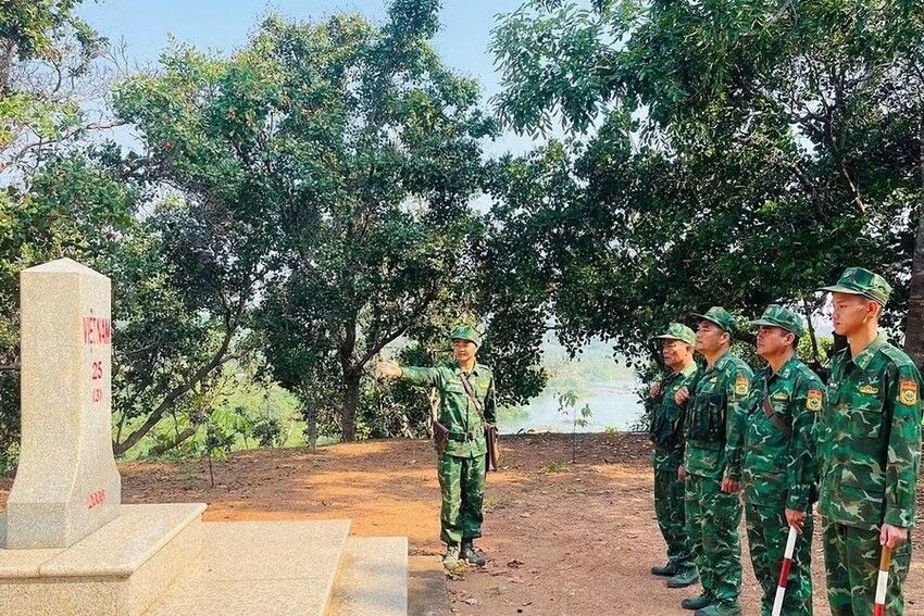 Bền bỉ học Bác nơi tuyến đầu Ia O