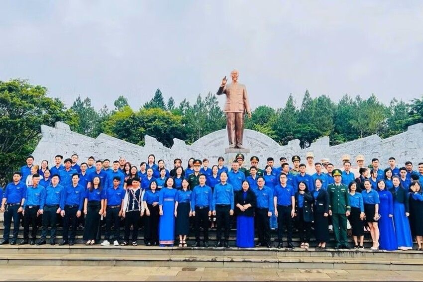 Buôn làng đoàn kết làm theo lời Bác dạy
